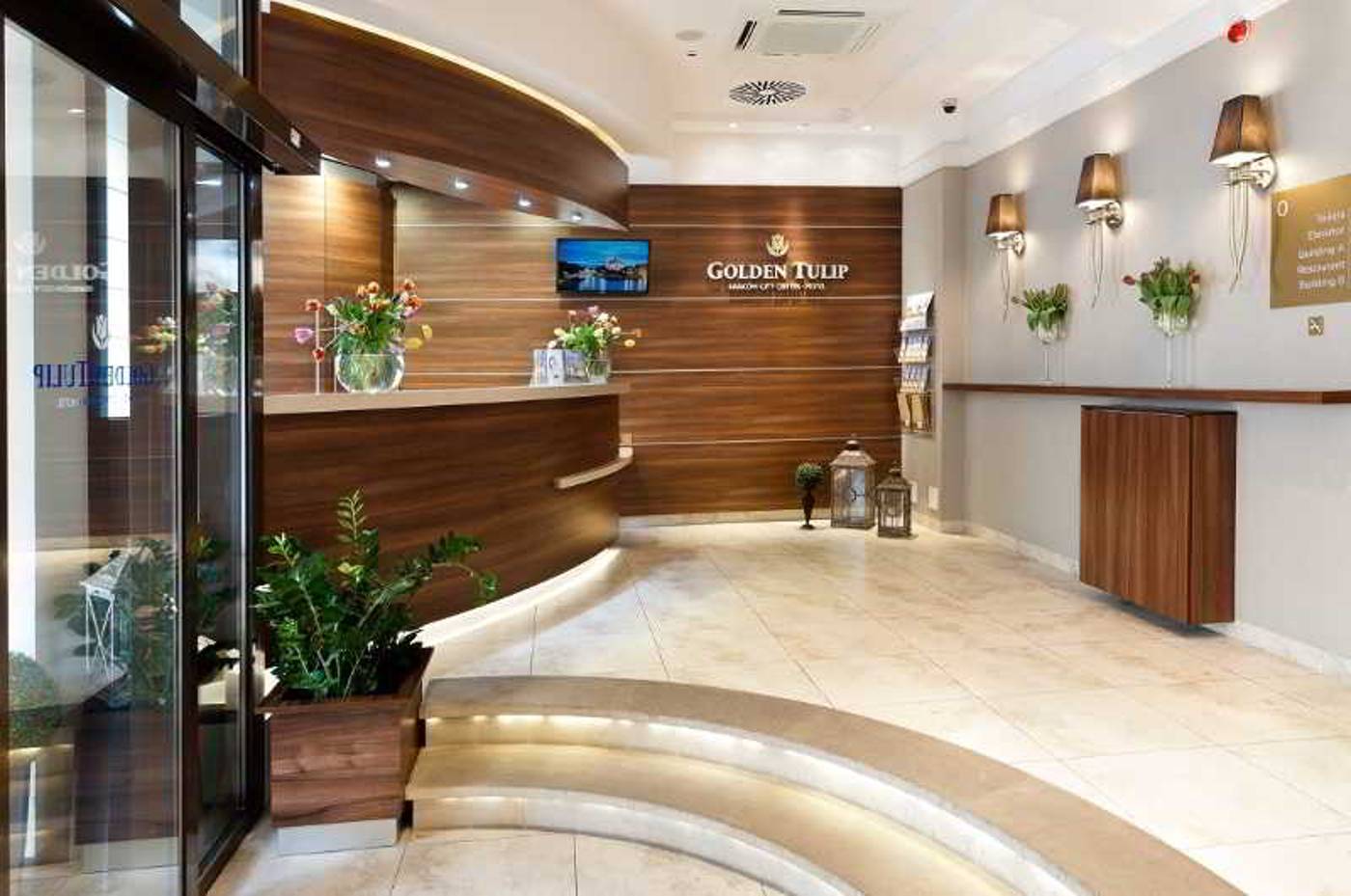 Golden-Tulip-Krakow-City-Center-Lobby-14