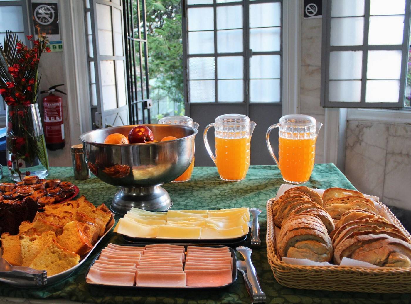 Sant-Jordi-Hostels-Lisbon-Restaurant-59