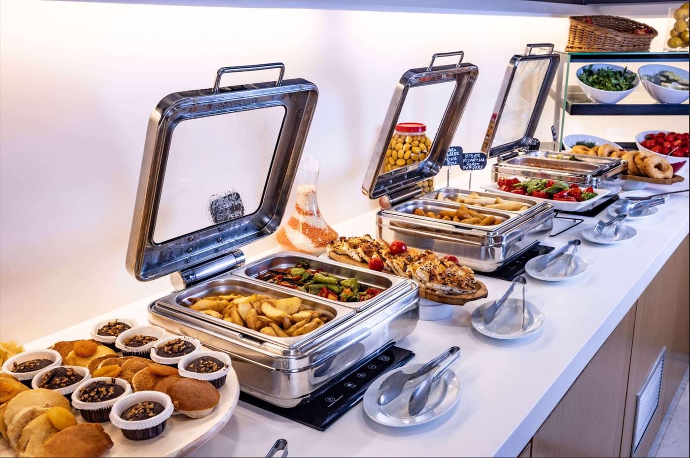 Ramada-by-Wyndham-Istanbul-Alibeykoy-Restaurant-35