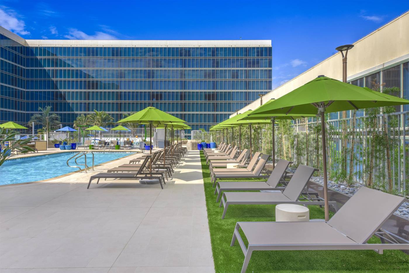 Hilton-Anaheim-Pool-92