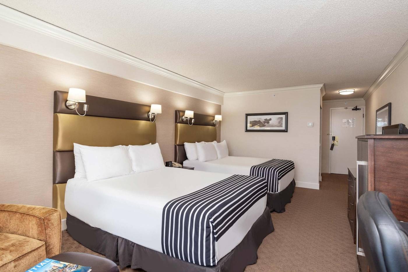Sandman-Signature-Hotel---Resort-Vancouver-Airport-Room-20