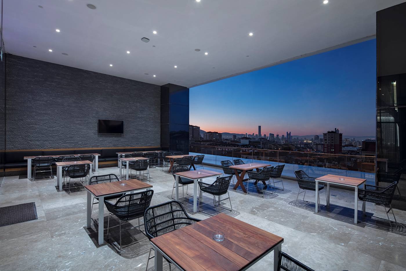 DoubleTree-by-Hilton-Istanbul-Umraniye-Terrace-10