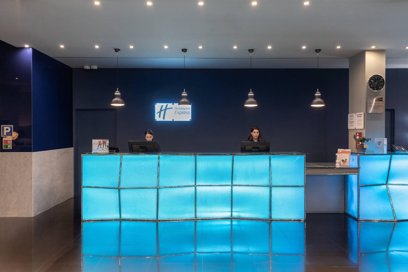 Holiday-Inn-Express-Lisbon-Alfragide-Lobby-18