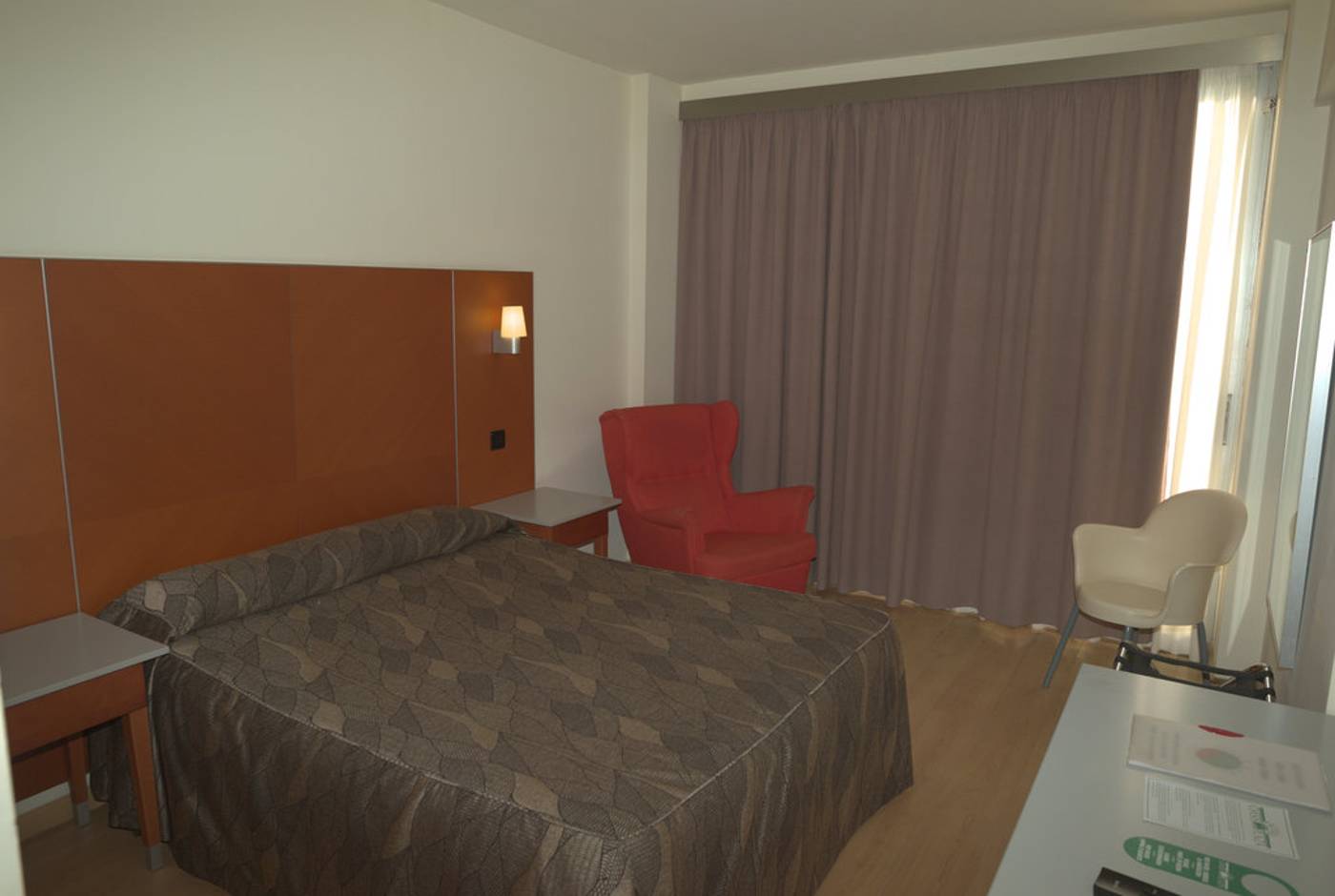 Oasis-Plaza-Room-9