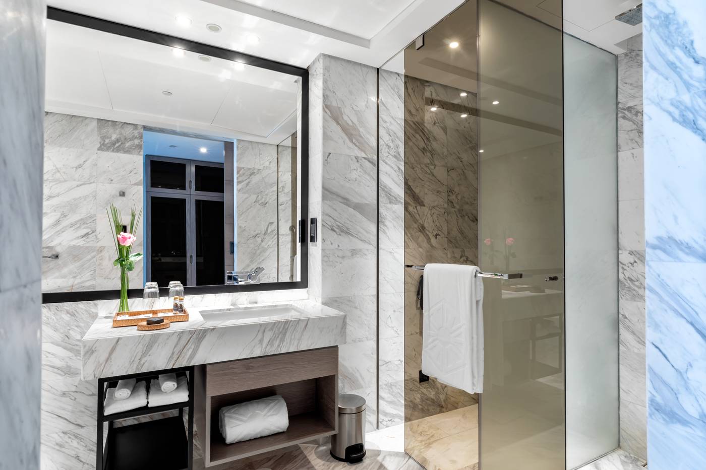 Taj-Jumeirah-Lakes-Towers-Dubai-Room-26