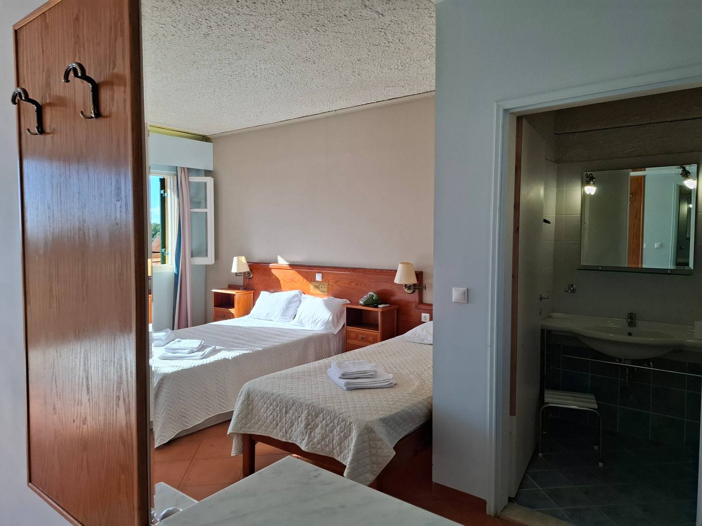 Hotel-Sunrise-Inn-Room-32