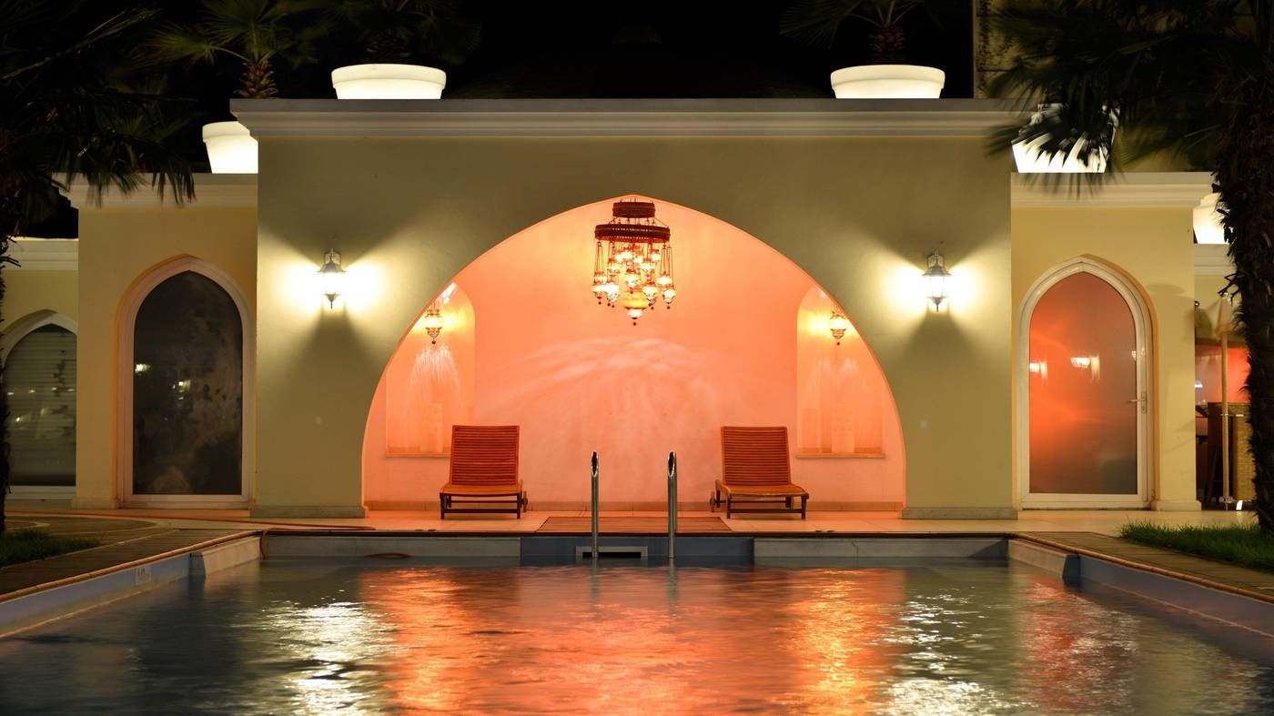 Holiday-Inn--Istanbul-City-Pool-50