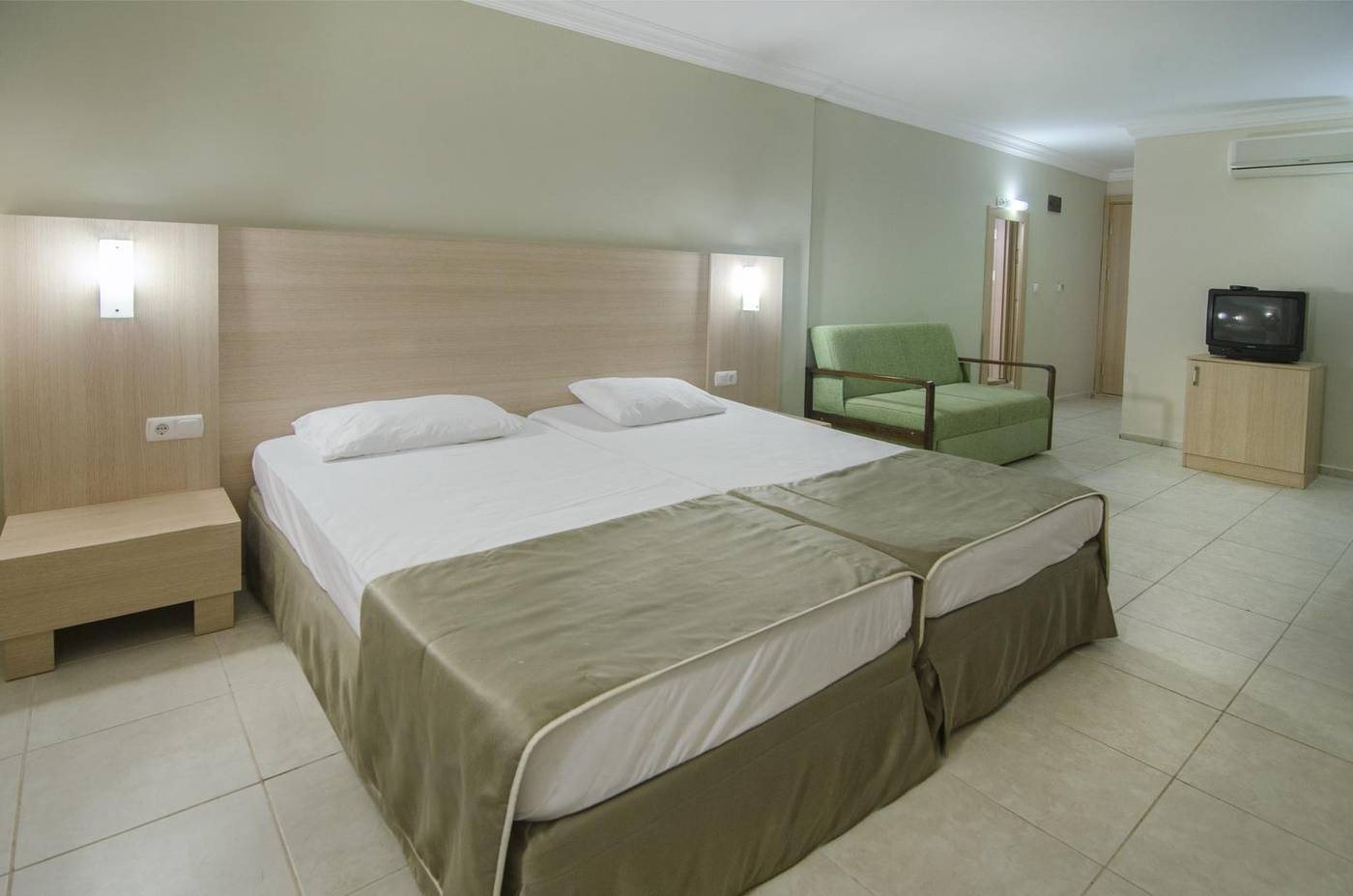 Sealight-Family-Club-Room-28