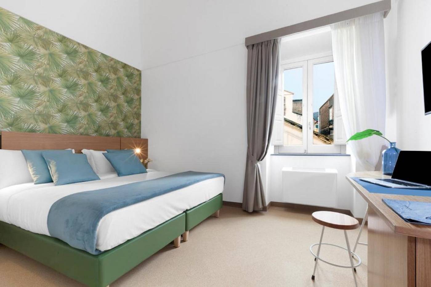 Unconventional-Sorrento-Coast-Room-12