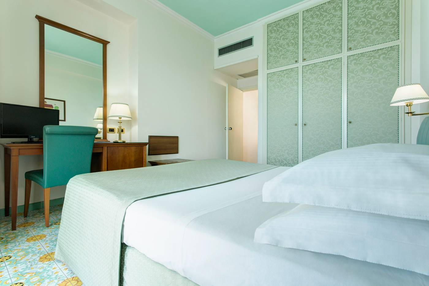 Lloyd-s-Baia-Room-15