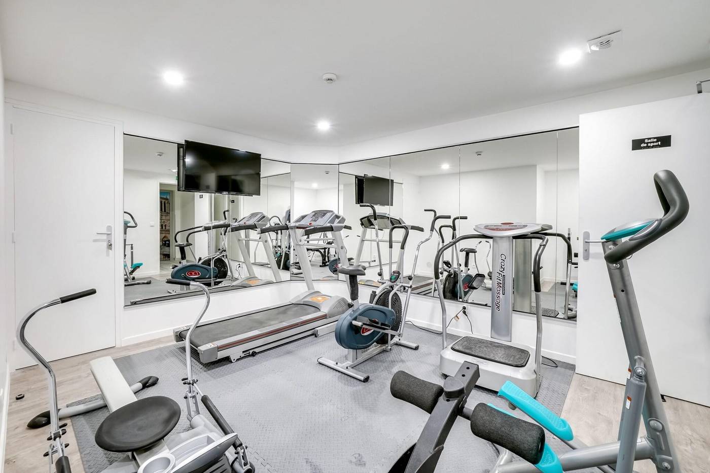 Paris-Hotel-Clichy-Sports-and-Entertainment-26