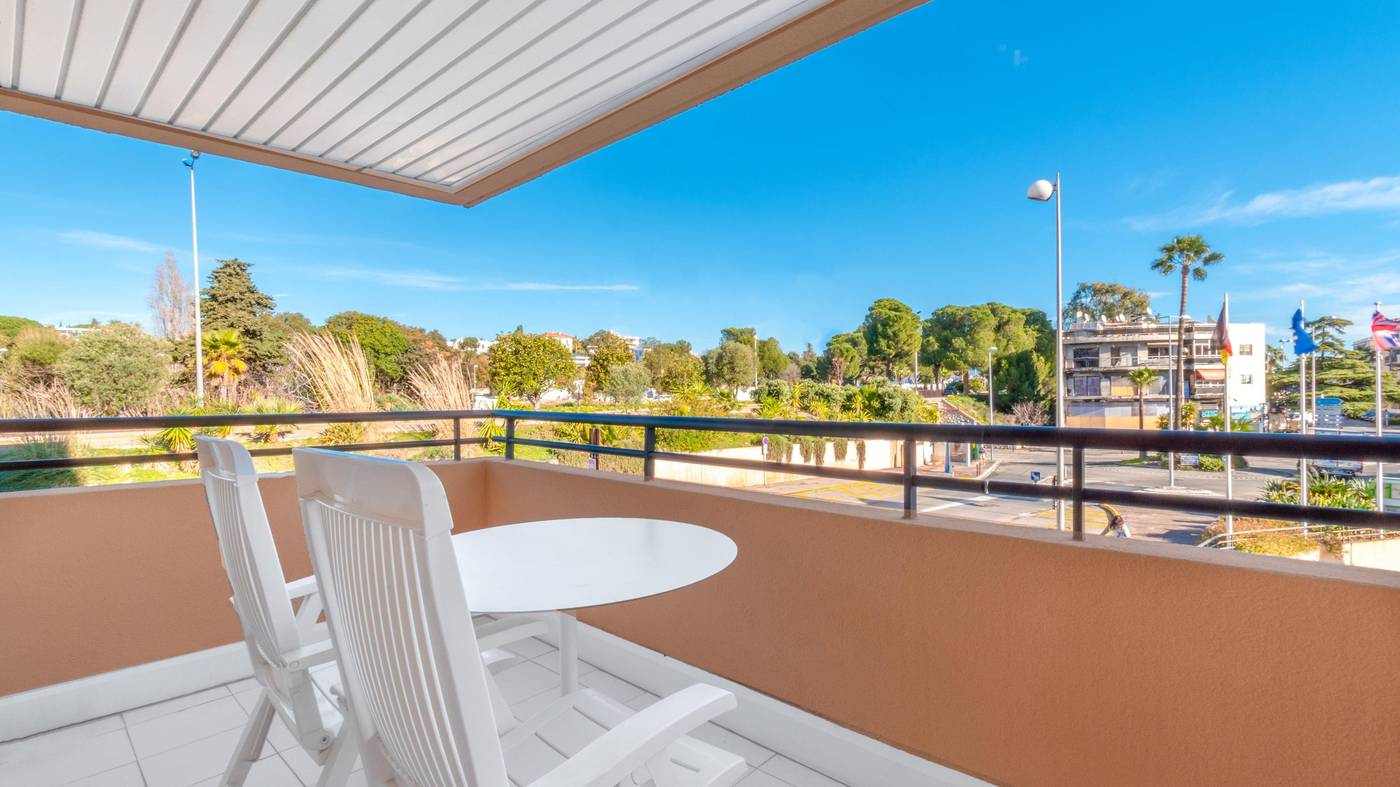 Holiday-Inn-Resort-Nice-Port-St--Laurent-Room-10