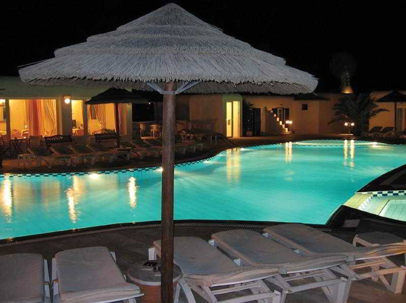 Giannoulaki-Aparthotel-Pool-8