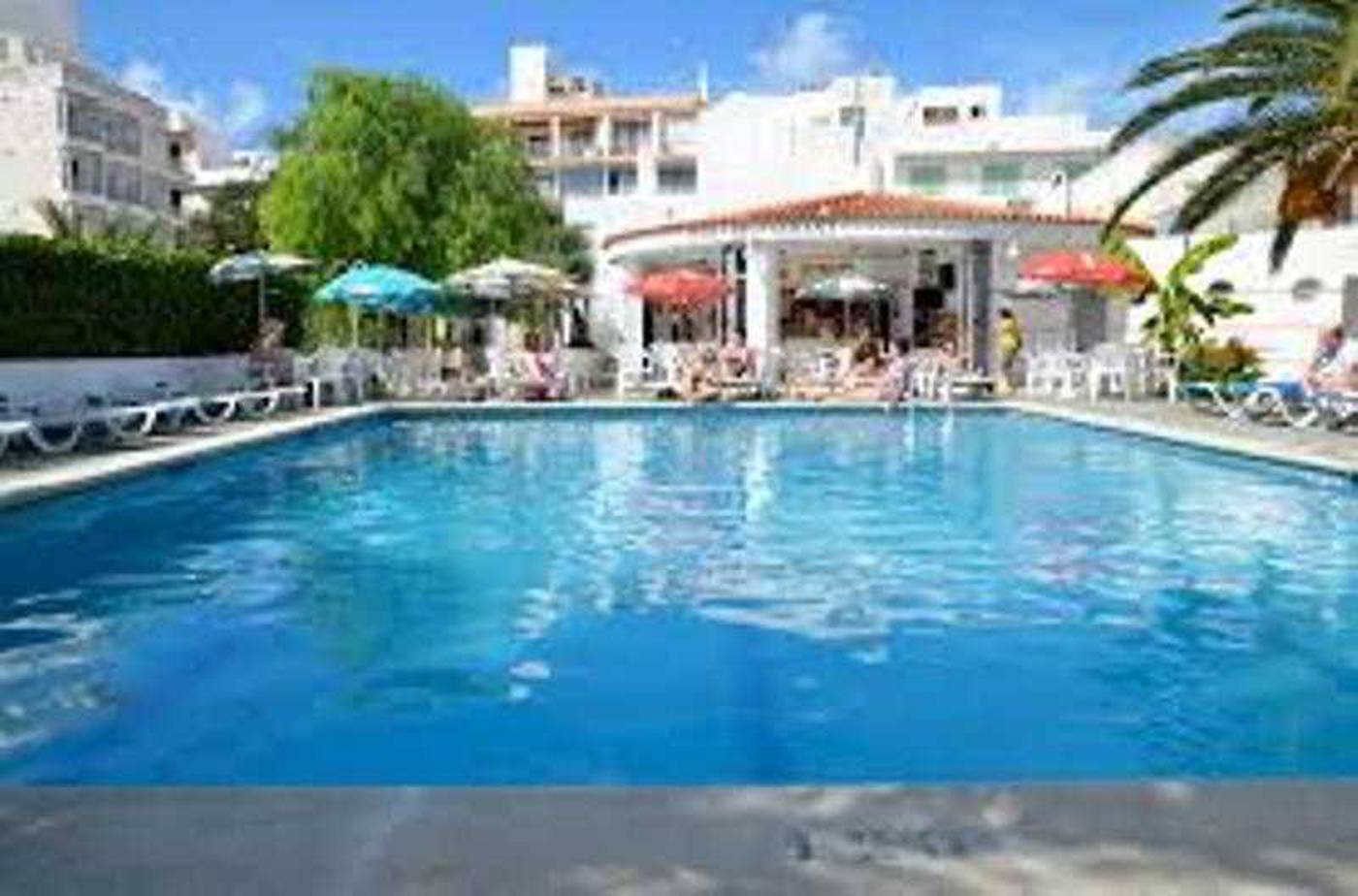 Apartamentos-Tramuntana-Pool-10