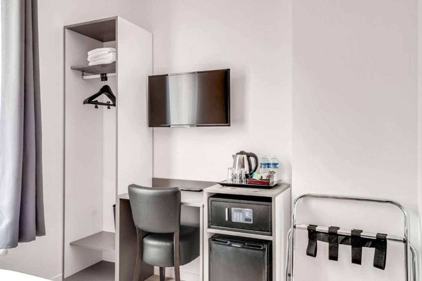 Paris-Hotel-Clichy-Room-16