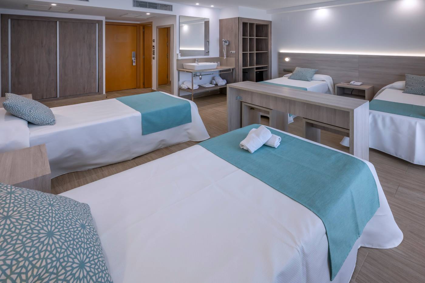 4R-Salou-Park-Resort-II-Room-43