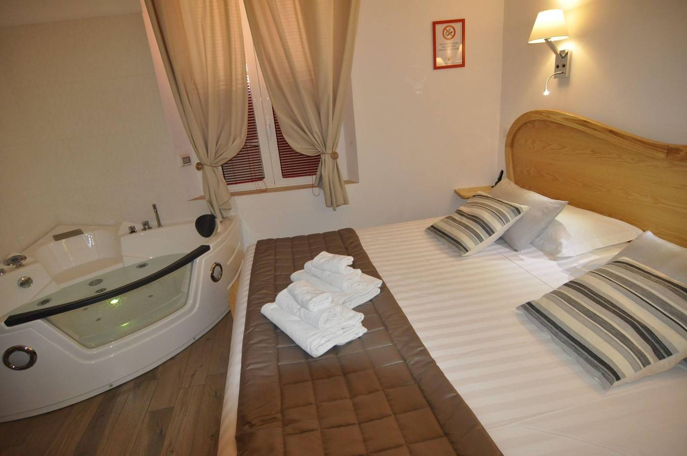 Flatinrome-Trastevere-Deluxe-Rooms-Room-37