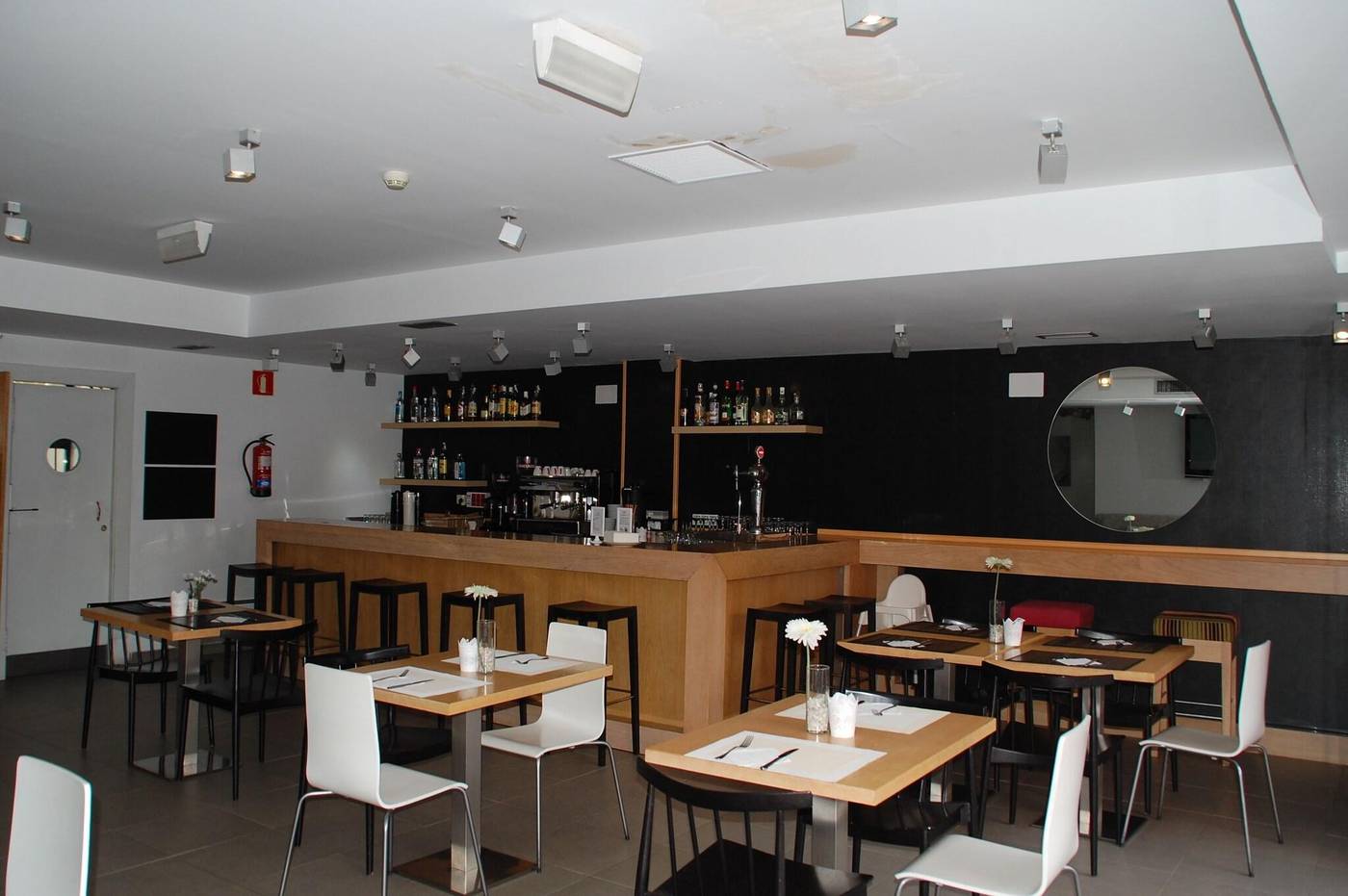 Eco-Alcala-Suites-Bar-30