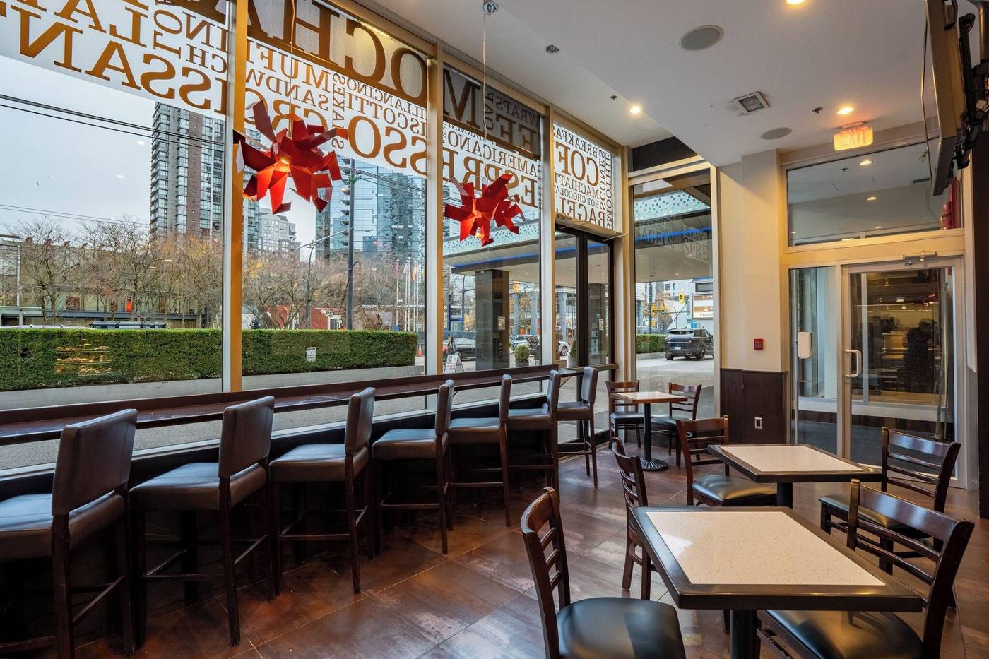 Century-Plaza-Hotel---Spa-Vancouver-Bar-12