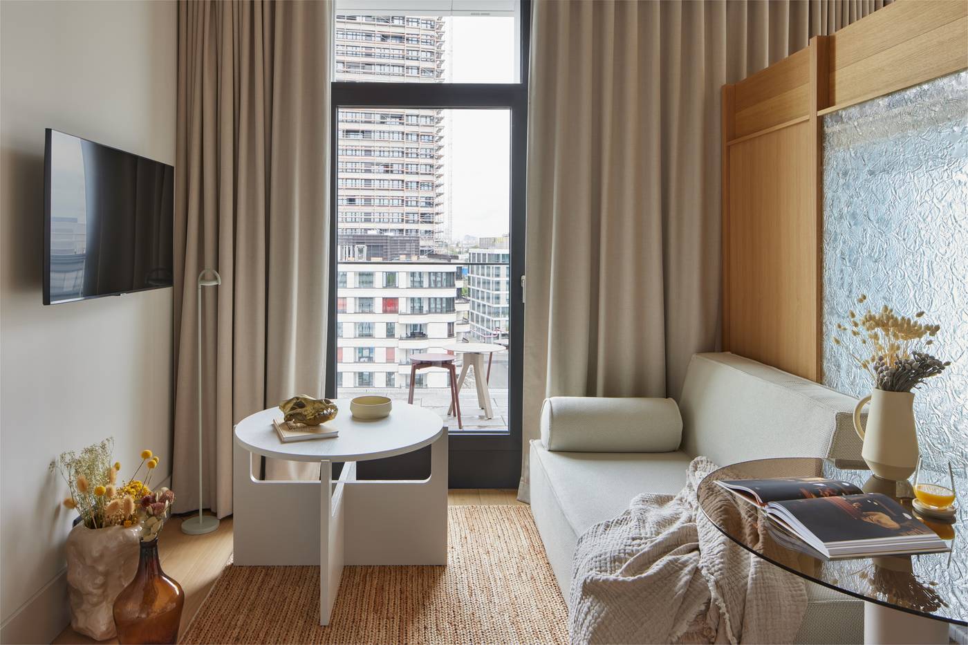 Locke-at-East-Side-Gallery--Friedrichshain-Room-24