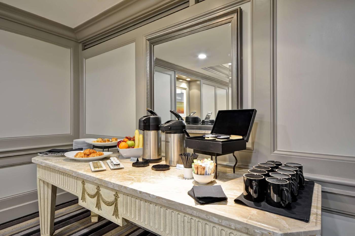 Hilton-Checkers-Los-Angeles-Restaurant-18