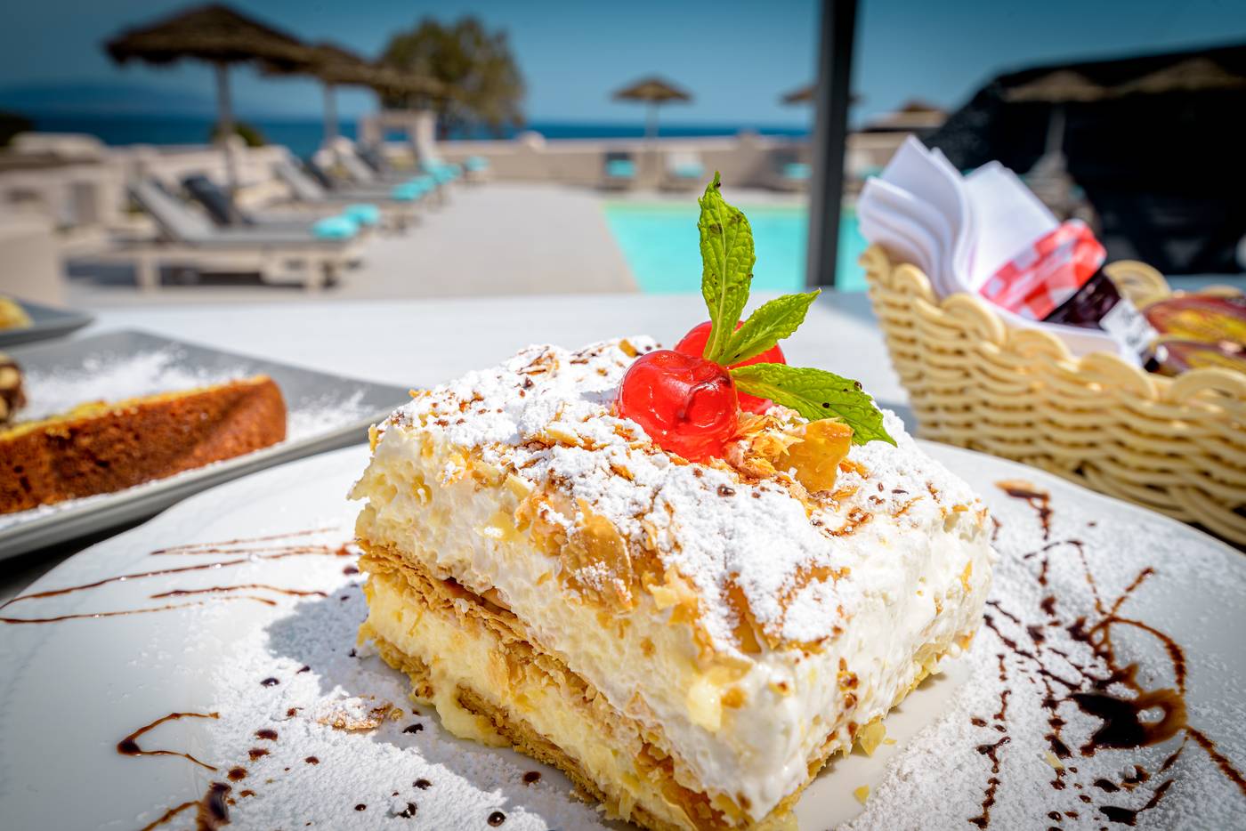 En-Plo-Boutique-Suites---Oia-Santorini-Bar-25