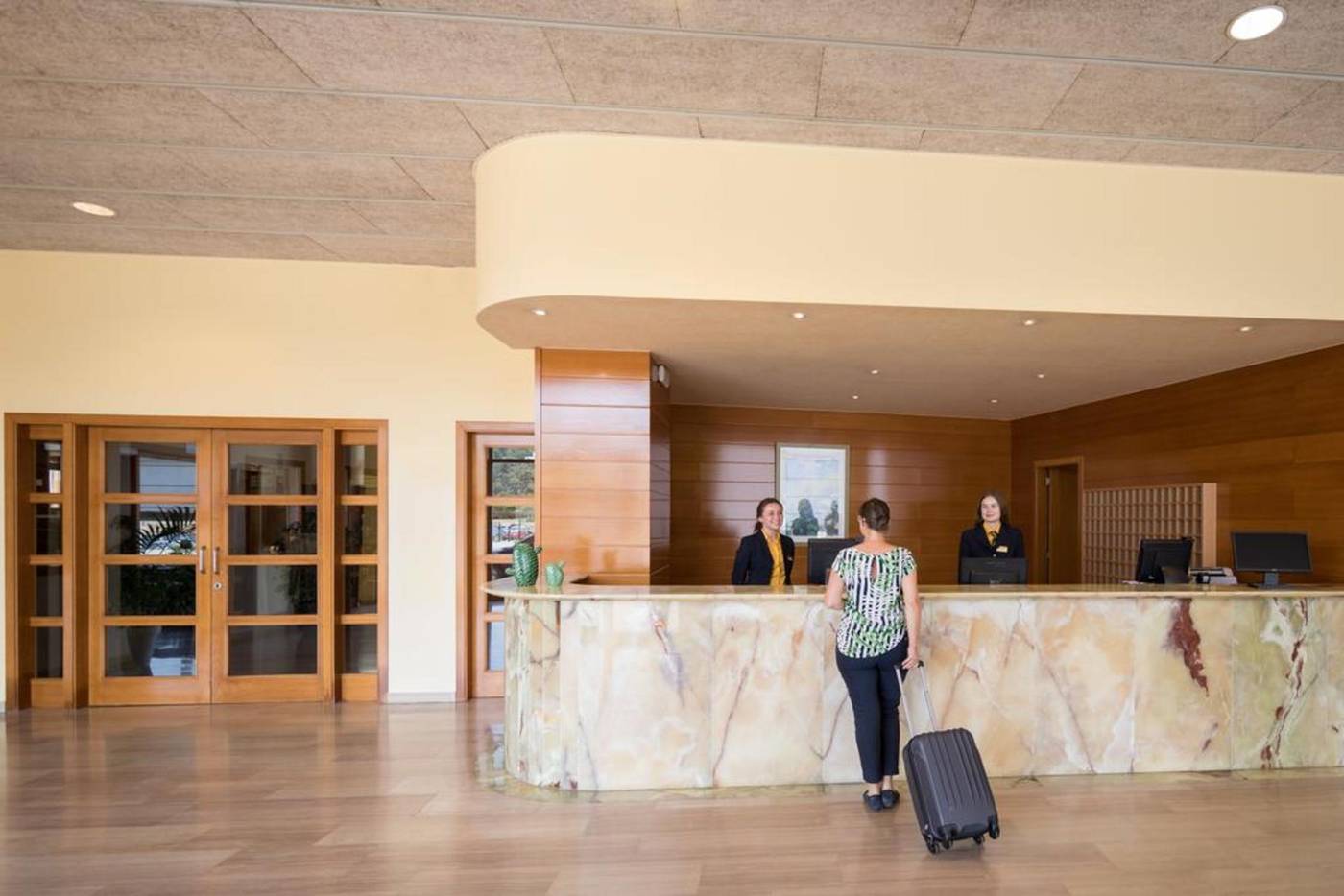 htop-Royal-Sun-Suites-Lobby-28