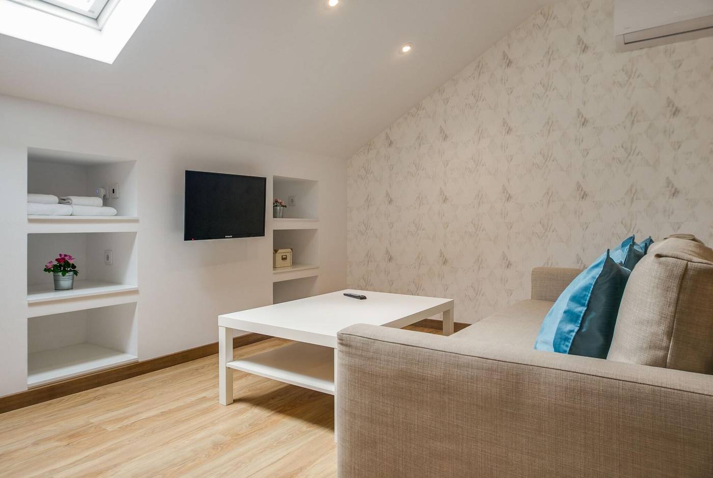 Home-Out-Rooms---Apartments-Room-103