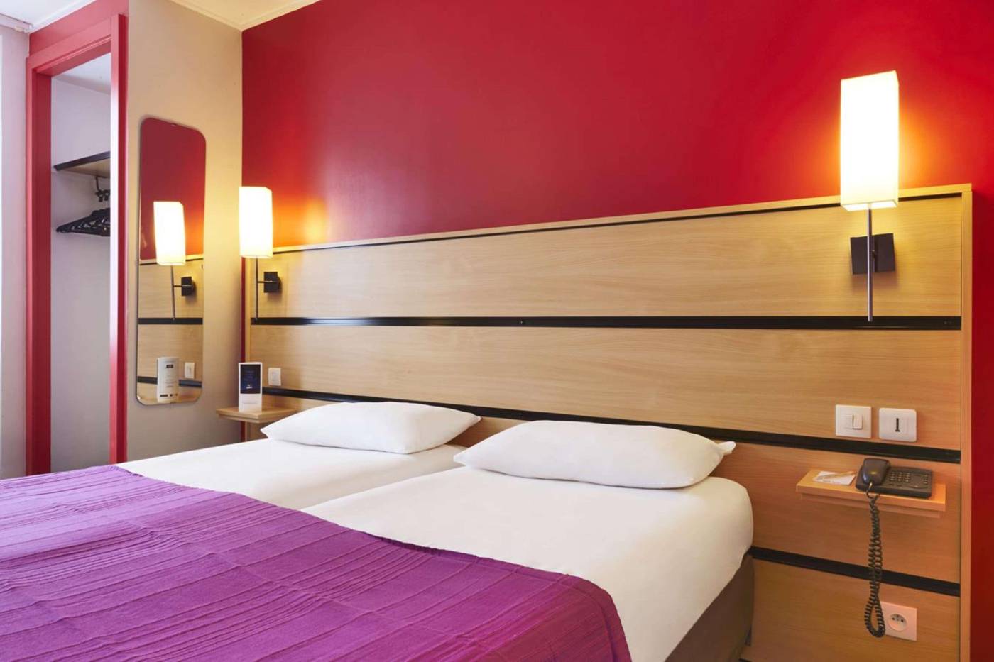 Kyriad-Par----s-10---Canal-Saint-Martin--R----publique-Room-39