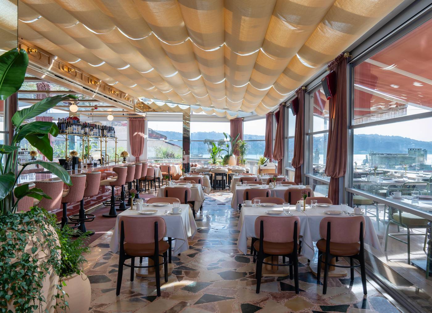 Crowne-Plaza-Istanbul-Ortakoy-Bosphorus-Restaurant-3