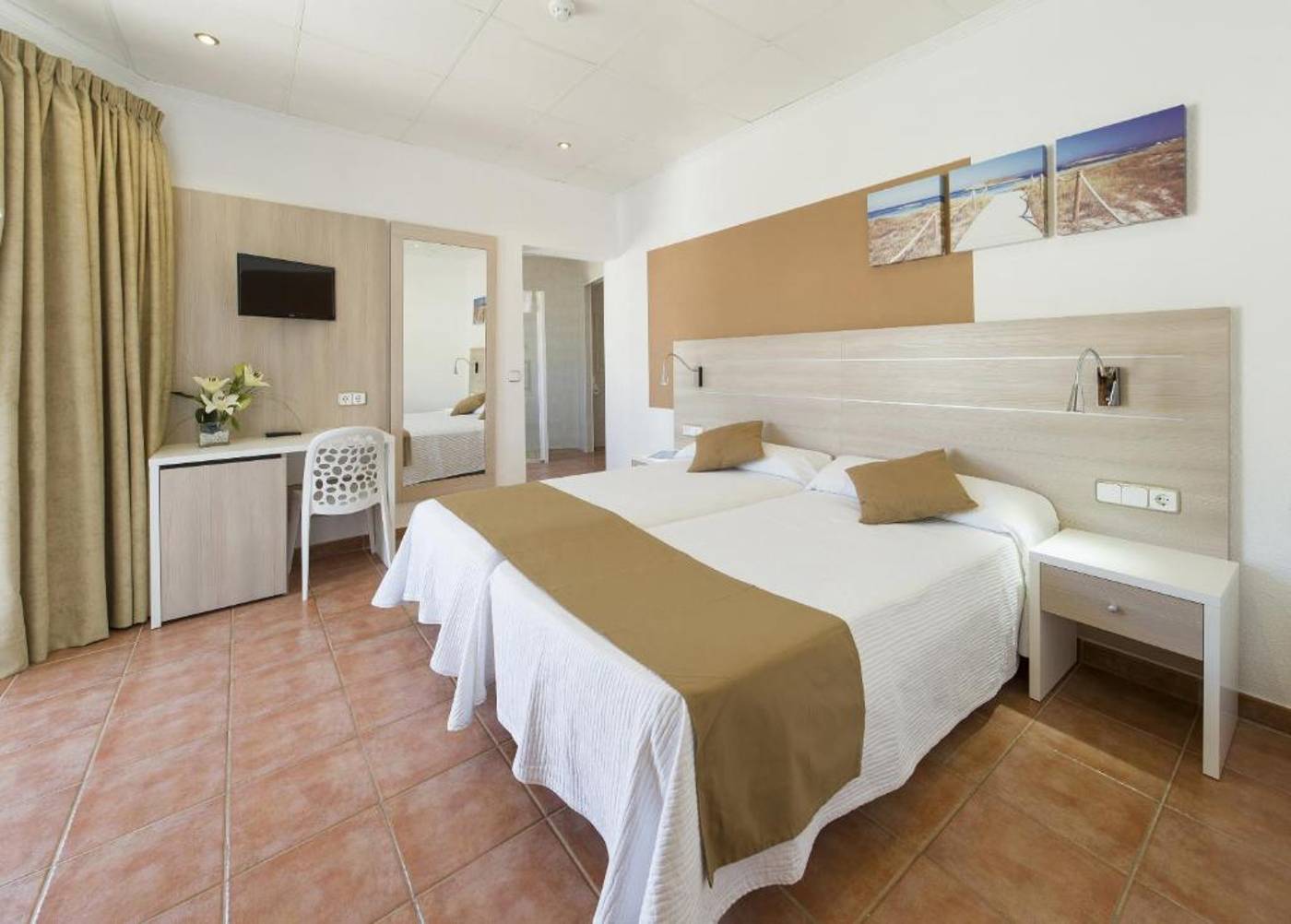 Hostal-Adelino-Room-4