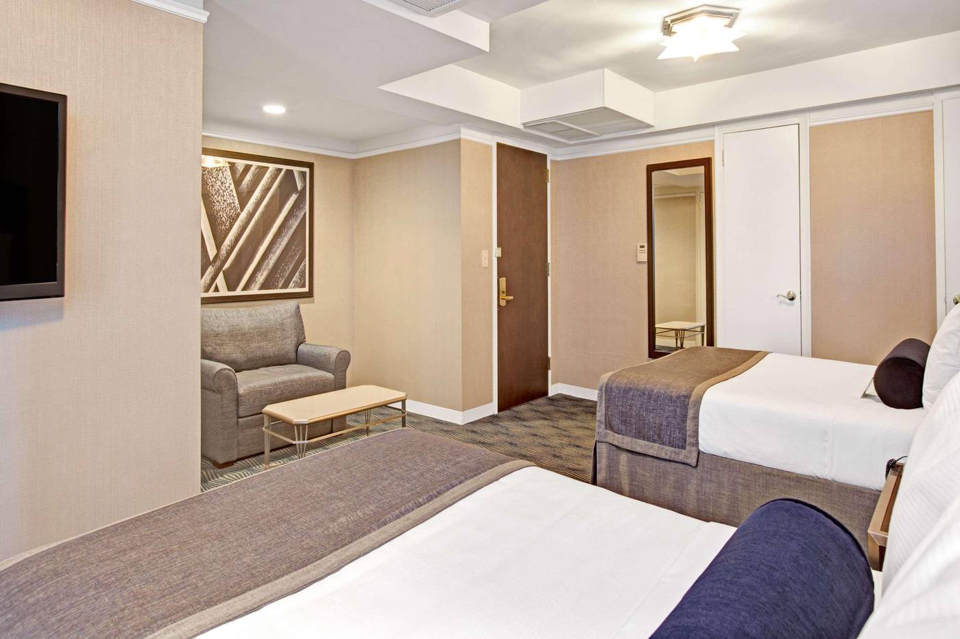 New-Yorker--A-Lotte-Hotel-Room-33