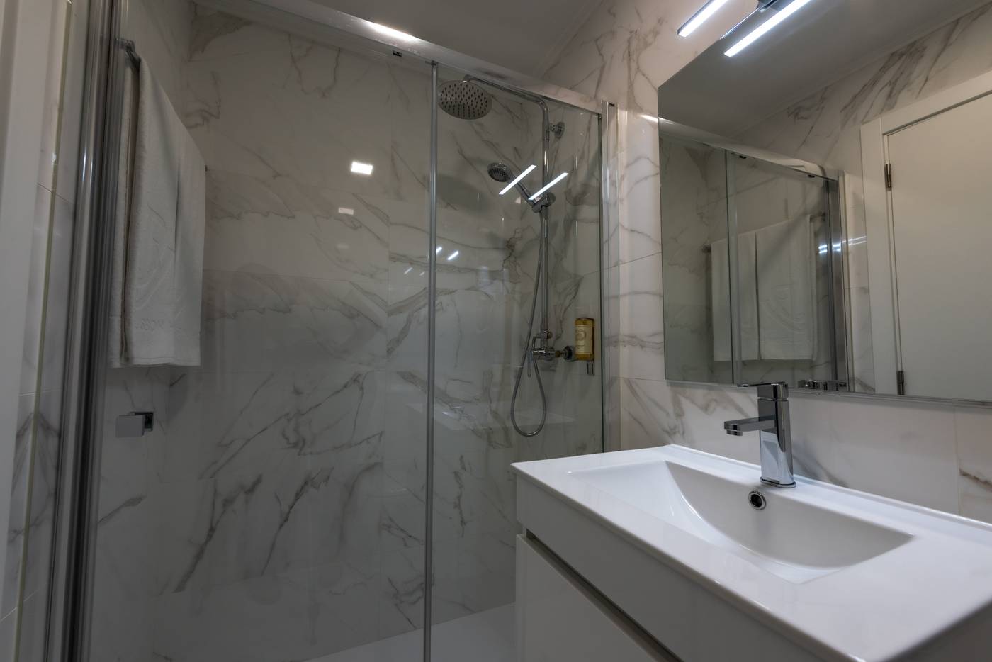 Dinya-Lisbon-Hotel---Lounge-Bar-Room-35