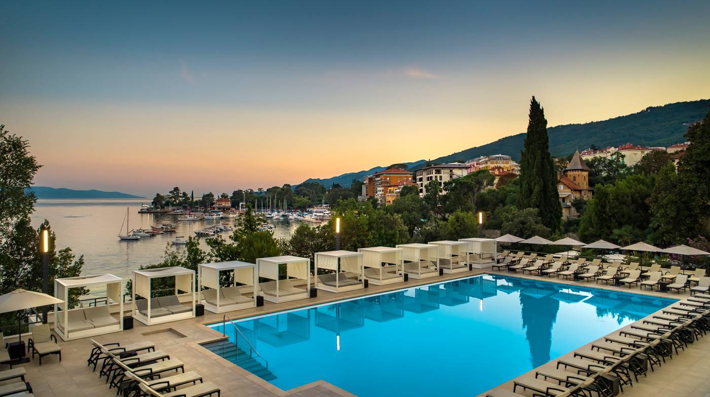 Remisens-Premium-Hotel-Ambasador-Pool-6