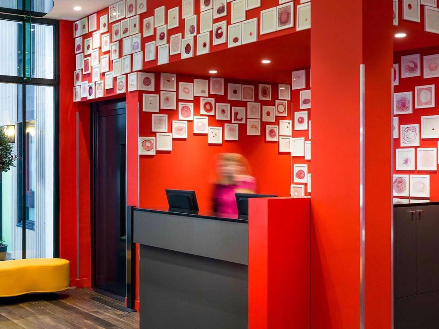 ibis-Styles-Paris-La-Defense-Courbevoie-Lobby-17