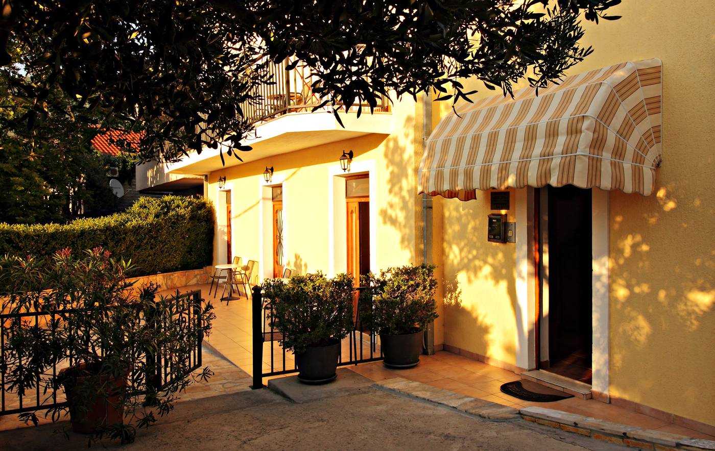 Bacan-Serviced-Apartments-Lobby-6