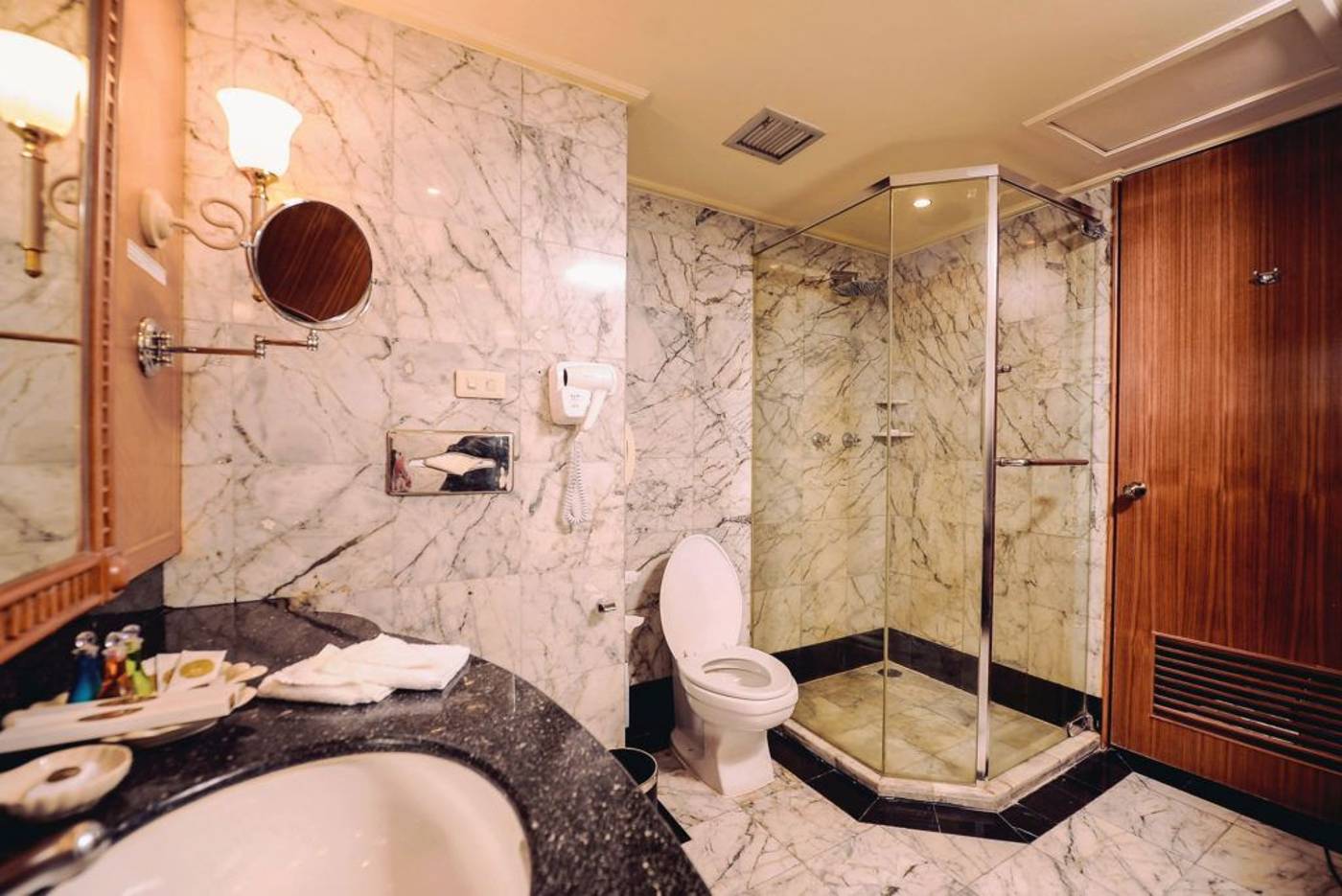 Montien-Riverside-Bangkok-Hotel-Room-51