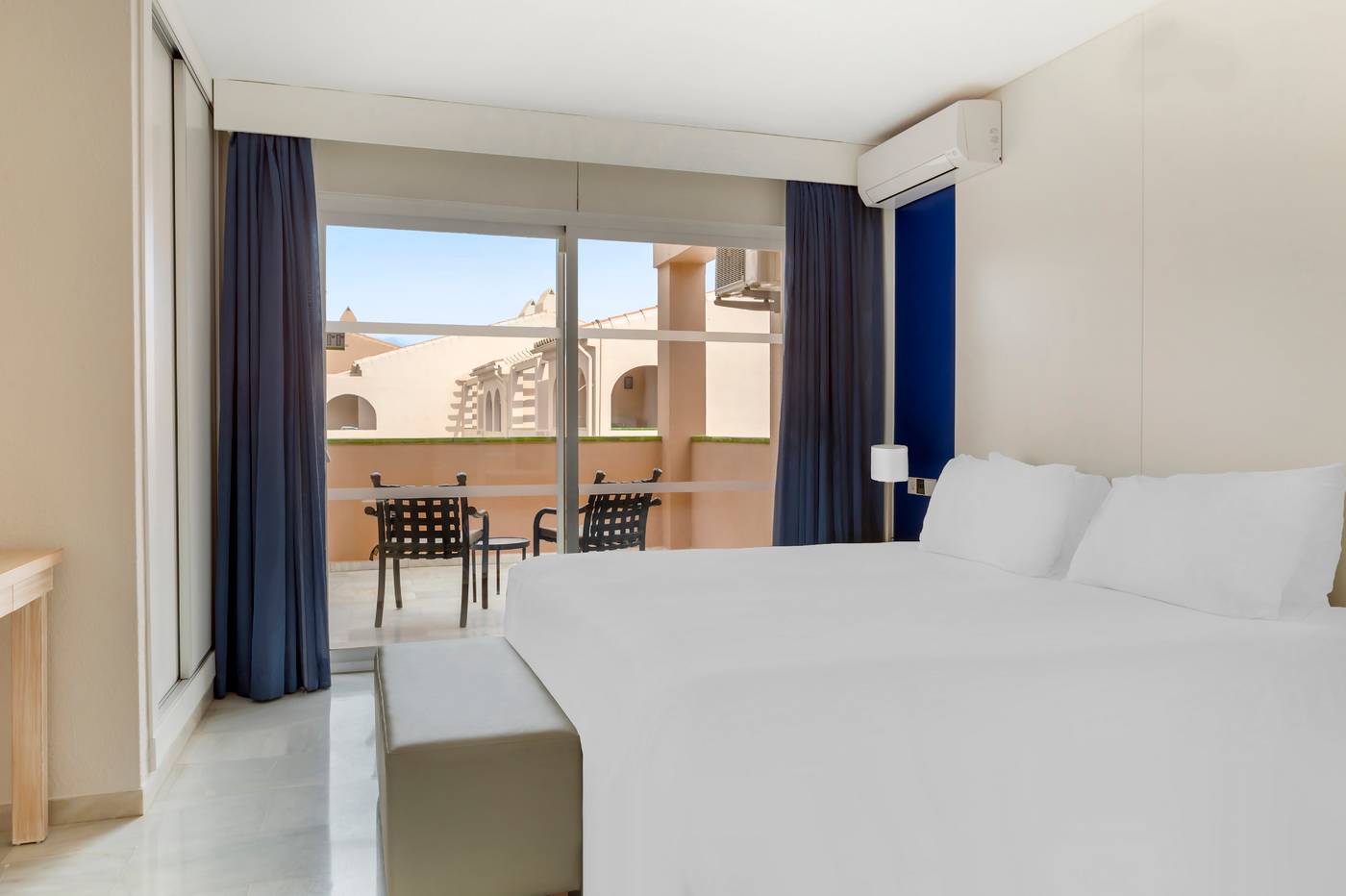 Los-Amigos-Beach-Club-Room-18