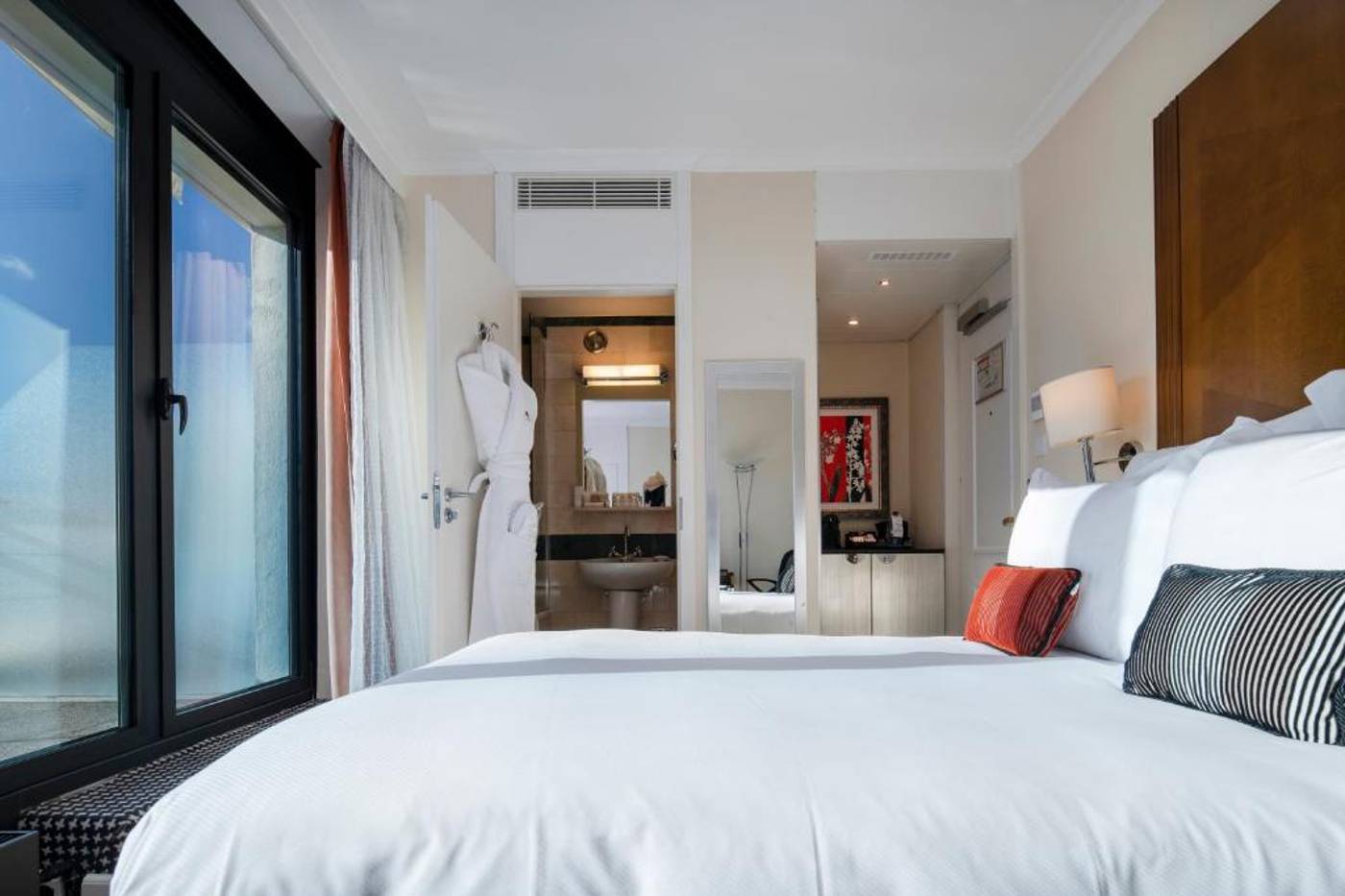 Warwick-Geneva-Room-21