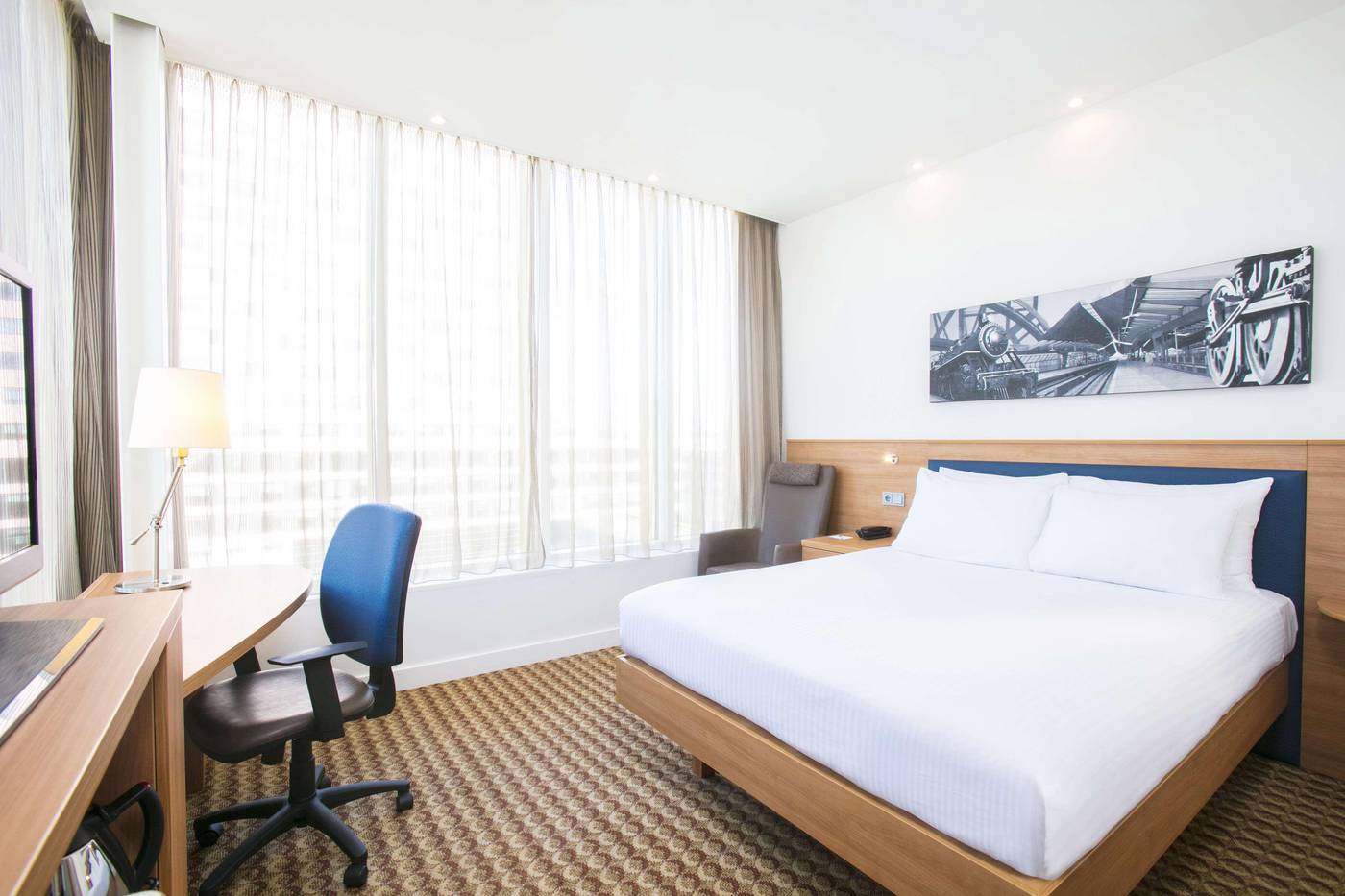 Hampton-by-Hilton-Amsterdam---Arena-Boulevard-Room-32