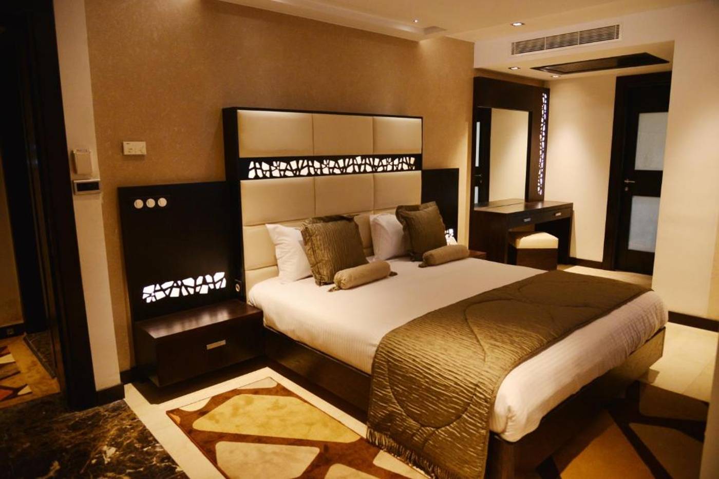 Samarons-Hotels-Room-6