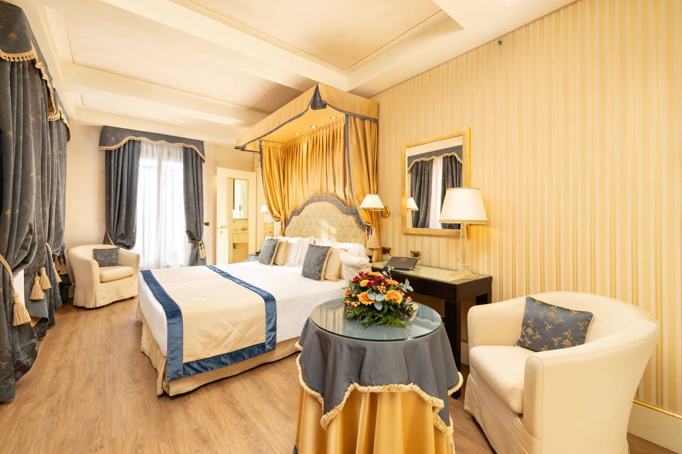 A-La-Commedia-Room-14