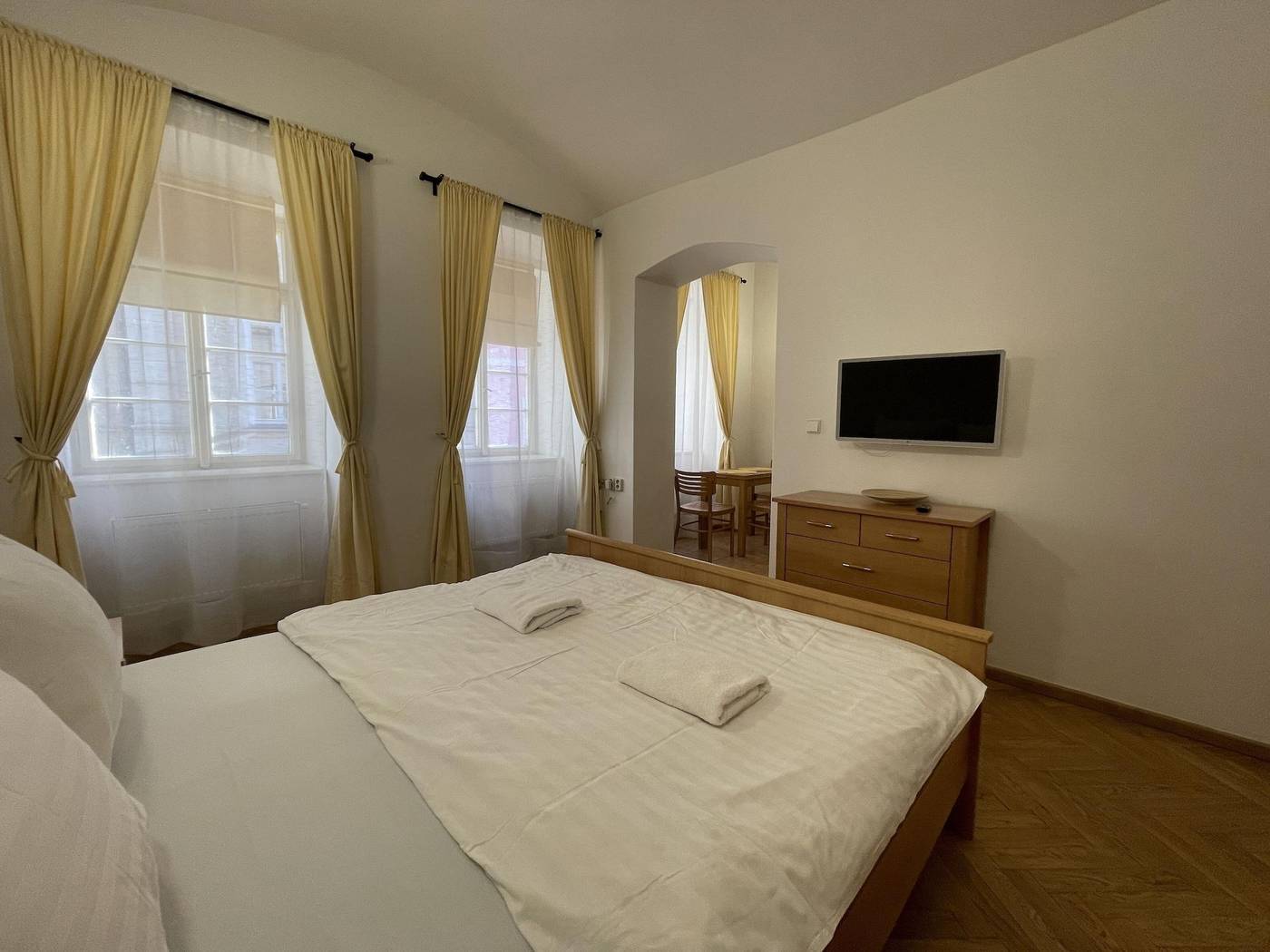 Boutique-Apartments-White-Swan-Room-53