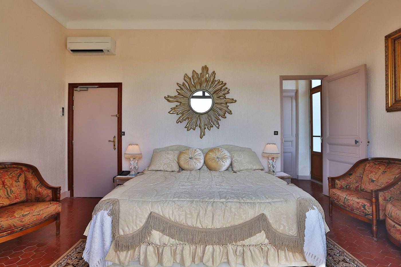 Chateau-de-Mei-Lese-Room-42