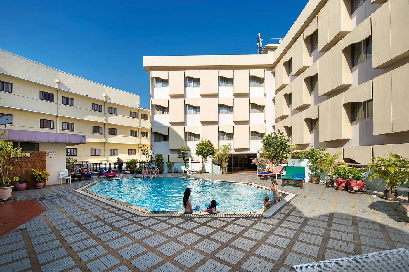 Royal-Rattanakosin-Hotel--SHA---Pool-2