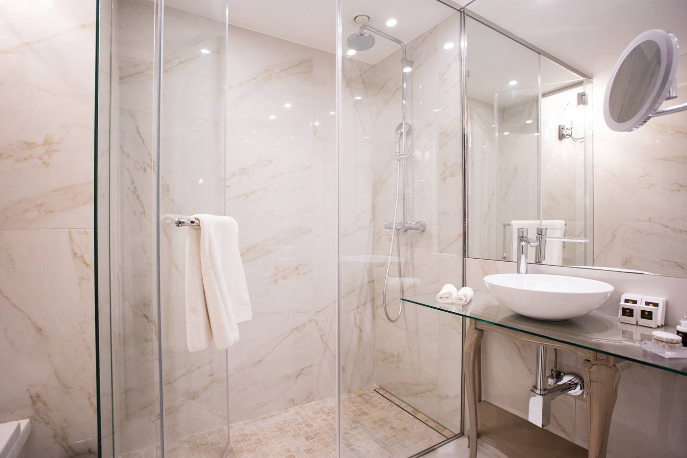 Mystery-Hotel-Budapest-Room-44