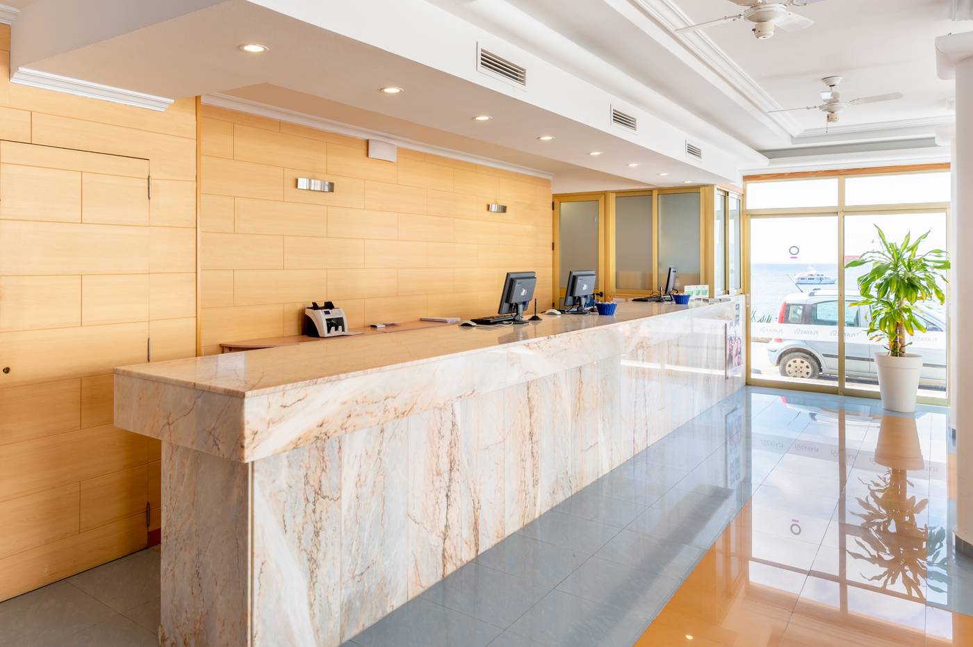 Lux-Mar-Complex-Lobby-12