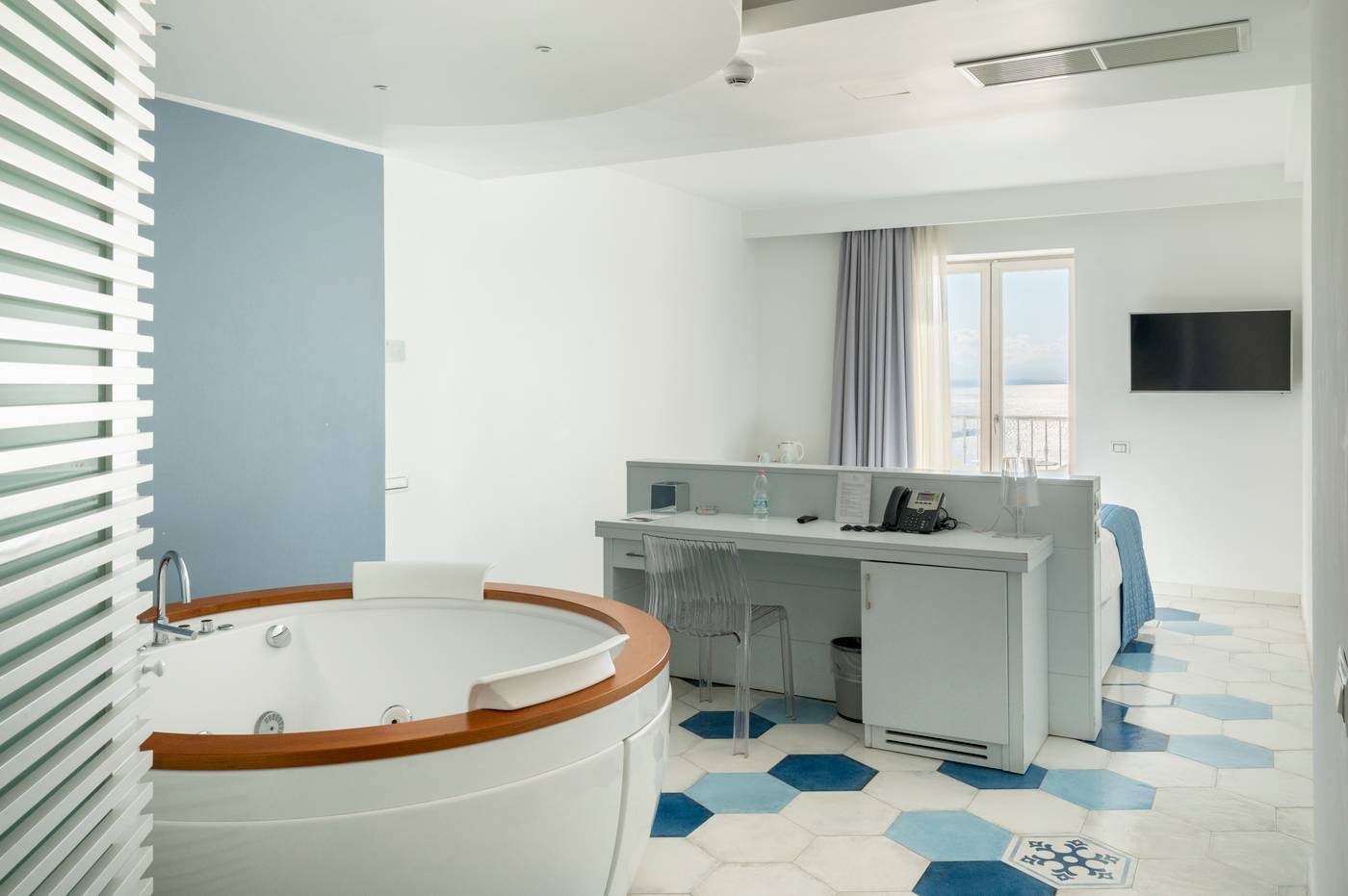 Lloyd-s-Baia-Room-25