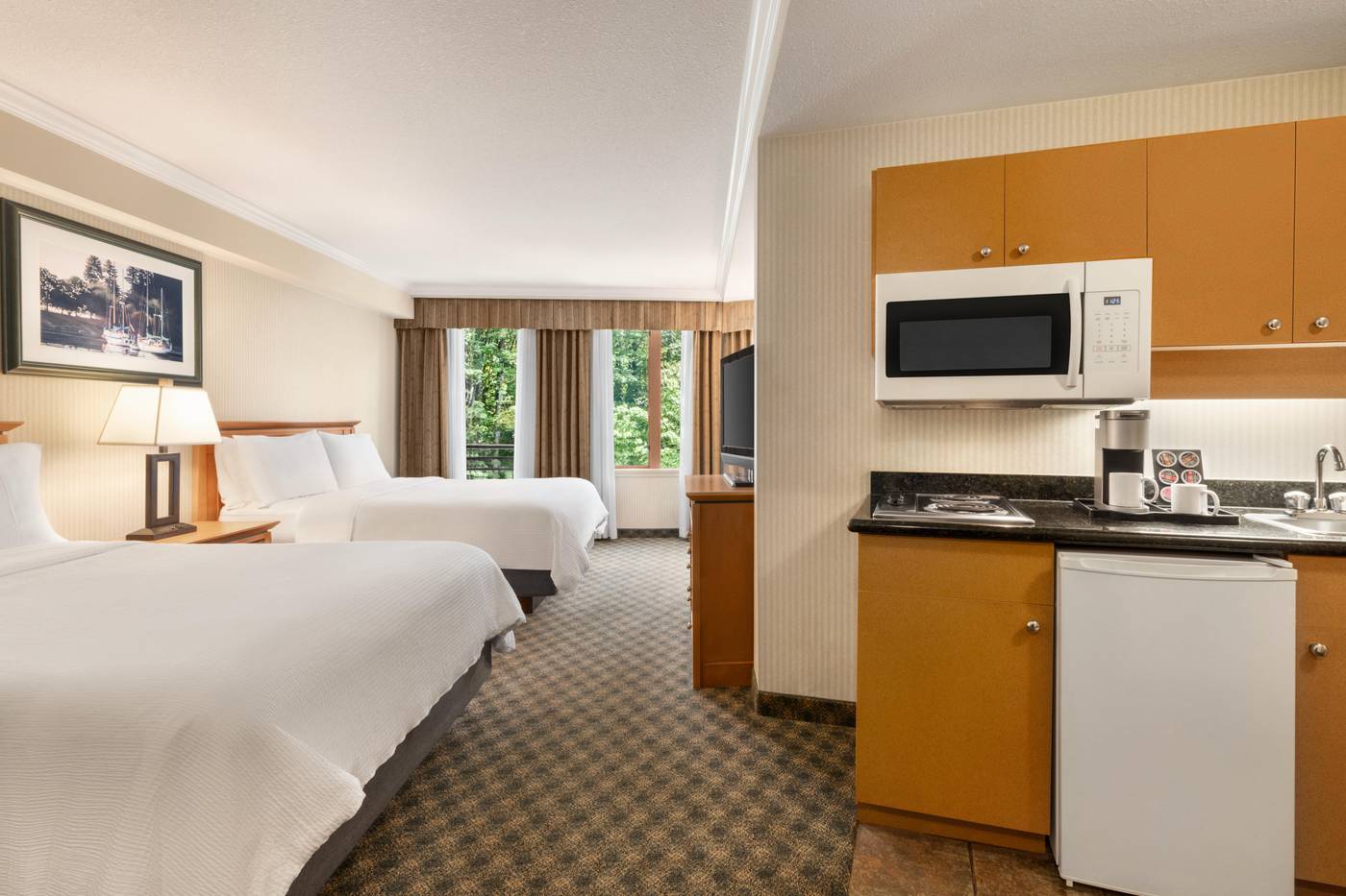 Holiday-Inn---Suites-North-Vancouver-Room-8