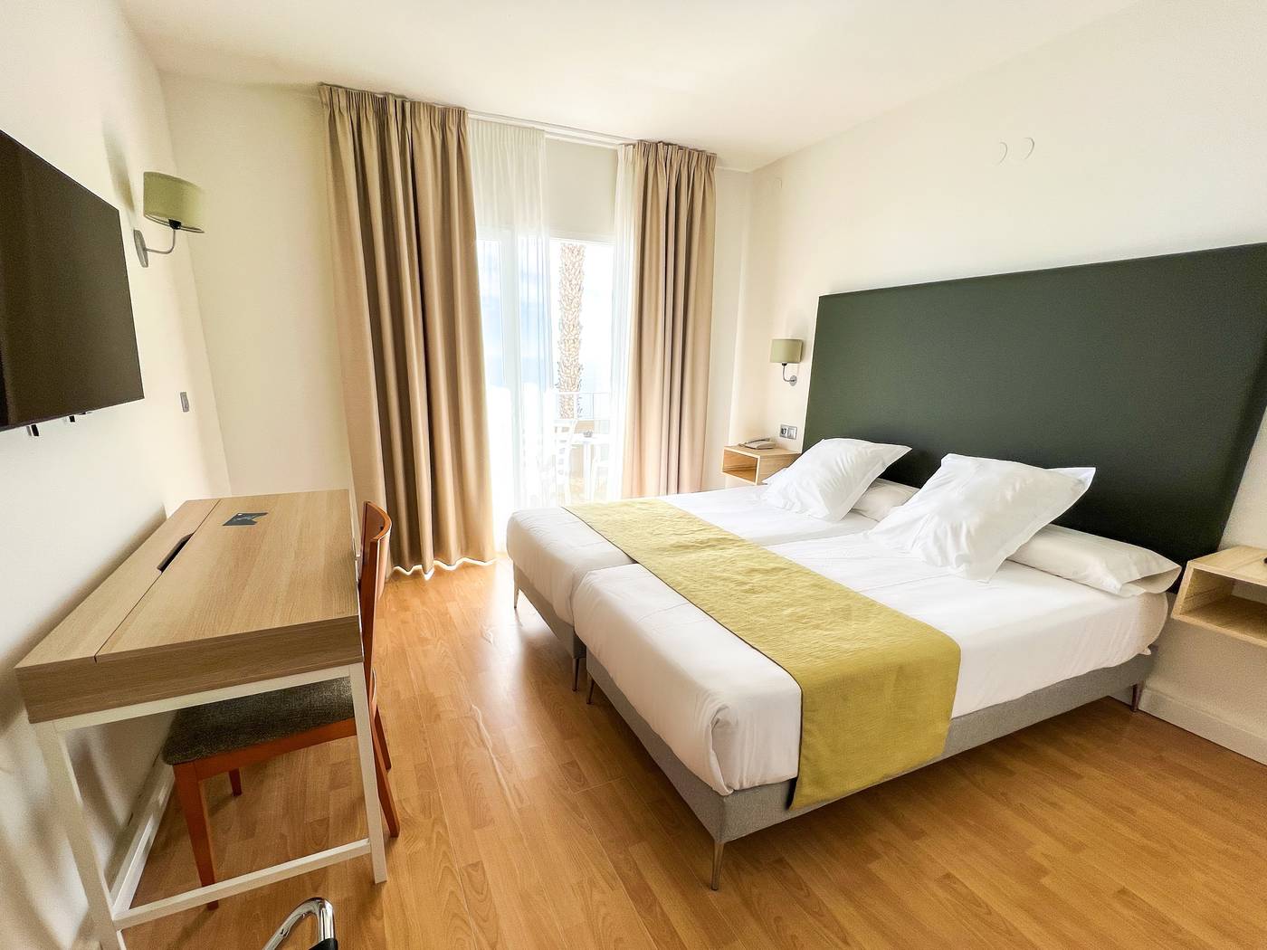 Fay-Victoria-Beach-Room-15